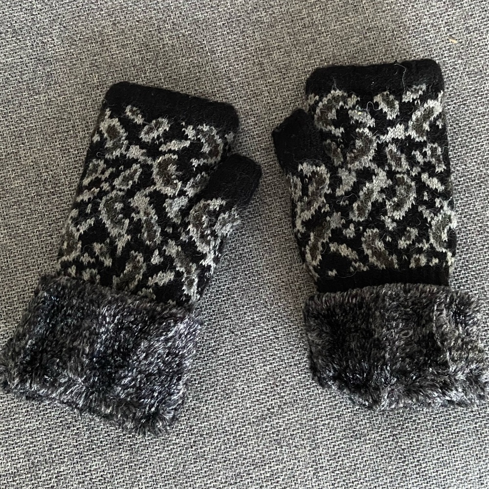 NWOT 🎉 Patterned Fingerless Mittens